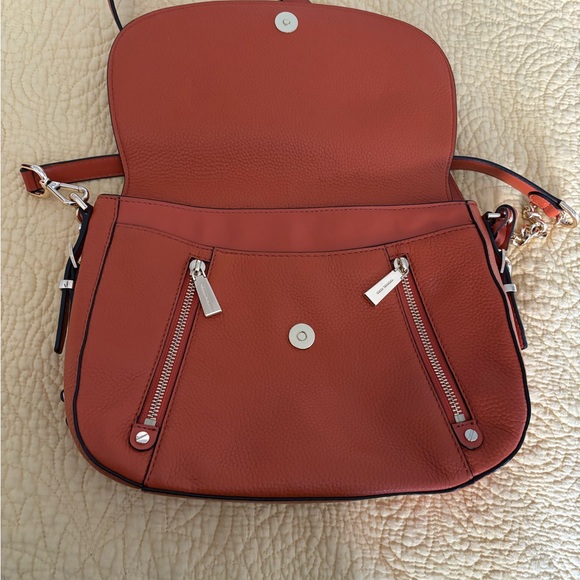 Purse like new. Crossbody or shoulder bag - Picture 2 of 2